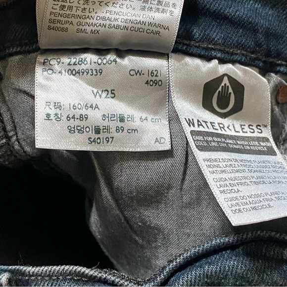 Levi’s Premium Wedgie Icon Fit High Rise Ankle Jeans in Wild‎ Bunch Dark Wash - Picture 10 of 12